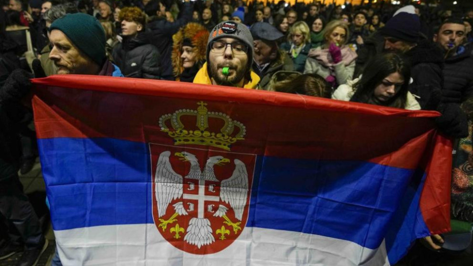 Скандалът трещи! Окупираха центъра на Белград | StandartNews.com