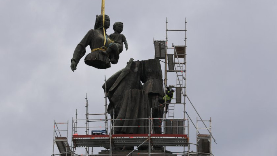 Стана ясно къде отиват фигурите от Паметника на Съветската армия | StandartNews.com