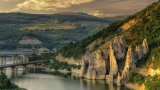 Язовир пази скали с тунели