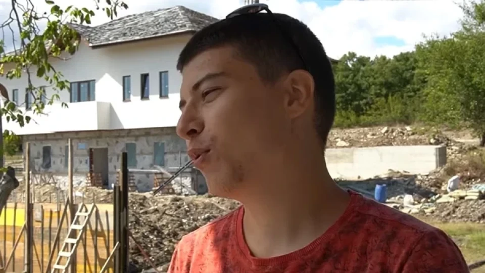 Уникална история! Младеж се отказа от апартамент, построи музей | StandartNews.com