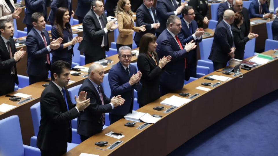 Българският парламент изпраща трудна и скандална 2023 г. (ОБЗОР) | StandartNews.com