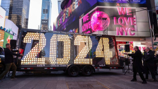 Ню Йорк посреща Нова година с уникално шоу на Таймс скуеър