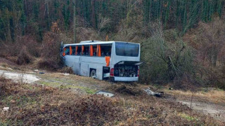 10 пострадаха при катастрофа с автобус. Последни новини от болницата