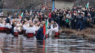 Традиционно мъжко хоро се вие във водите на Тунджа