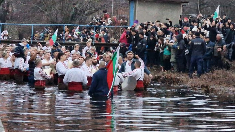 Традиционно мъжко хоро се вие във водите на Тунджа | StandartNews.com