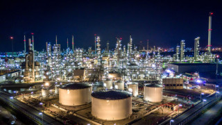 Саудитска Арабия сваля цената на петрола. 2 причини