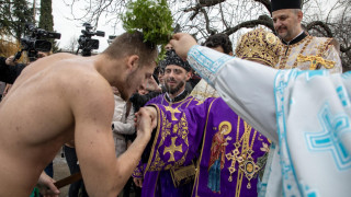 Дванадесетокласникът Стелиан Чукуров спаси кръста в Стара Загора