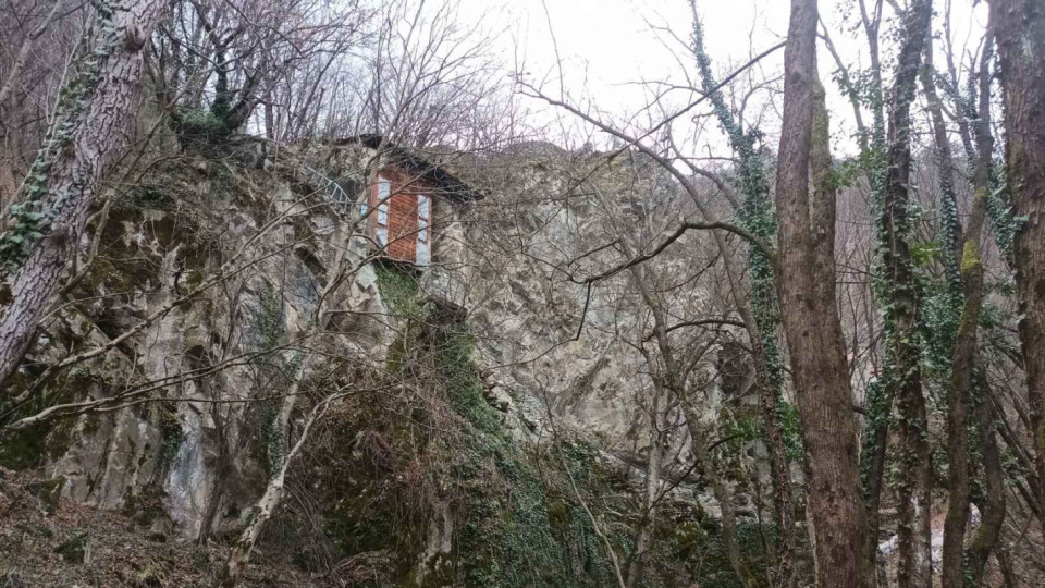 Местност пазена от скали разкрива чудотворна икона | StandartNews.com
