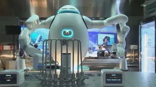 Робот забърква кафе и коктейли в САЩ