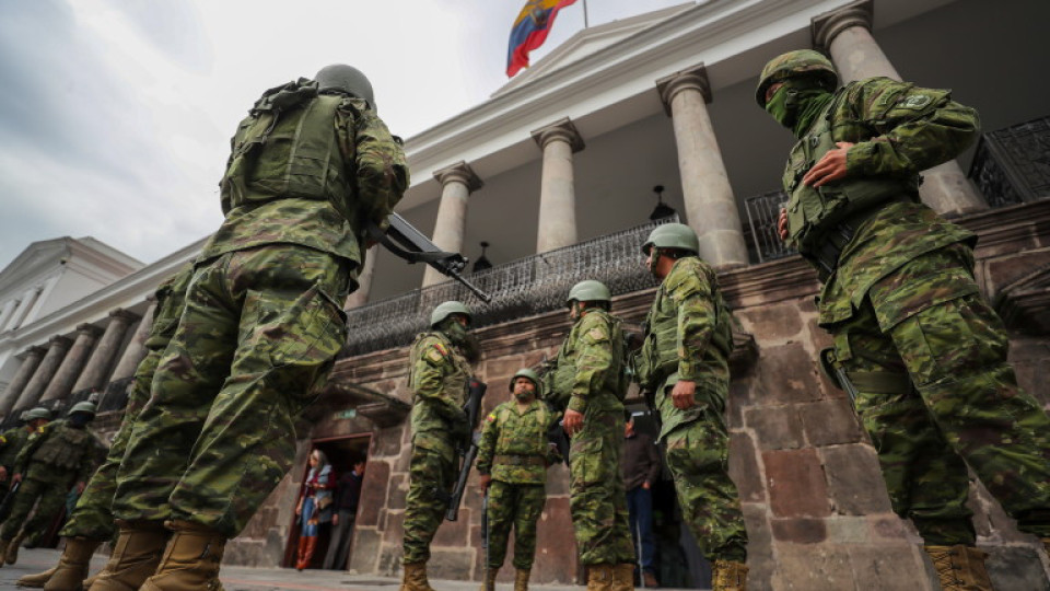 Напрежение в Еквадор. Полицията на нокти | StandartNews.com