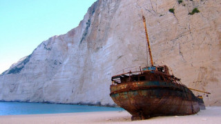 Кораб на топ курорт в Гърция се сцепи на две!