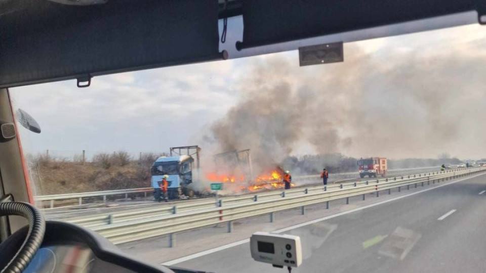 Тир горя на Тракия, отклоняват движението по магистралата | StandartNews.com