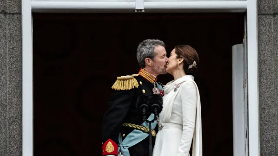 Кралската целувка, която обиколи света | StandartNews.com