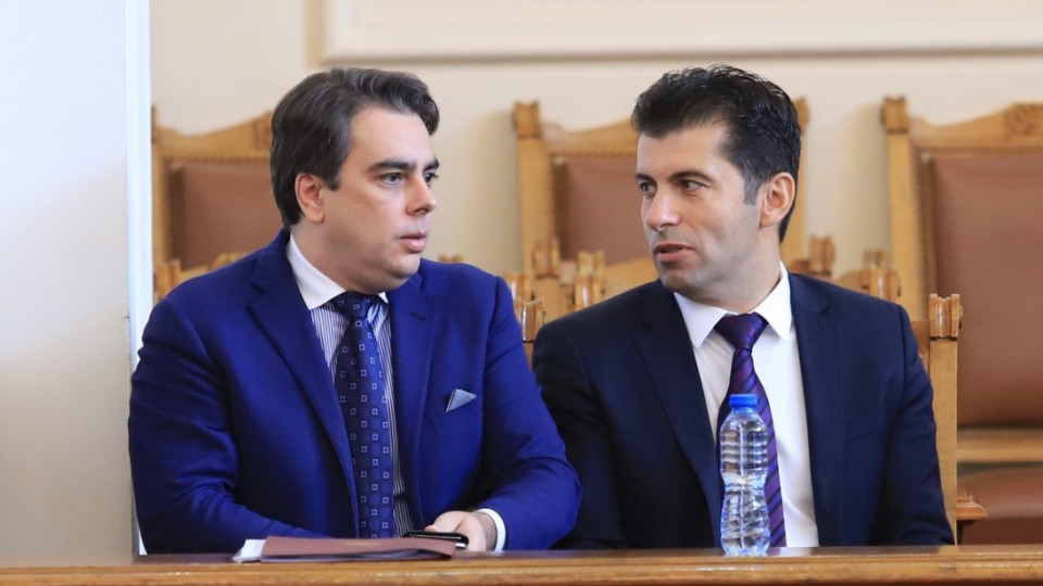 Осъдиха Петков и Василев! Колко са парите | StandartNews.com