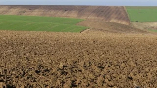 Обрат с цената на земята. Ще я купуват и чужденци