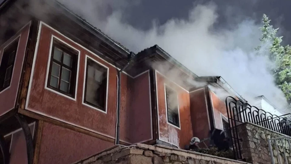 Пампоровата къща без покрив. Обявиха причината за пожара | StandartNews.com