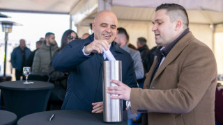 Македонското правителство подава оставка. Какво следва?