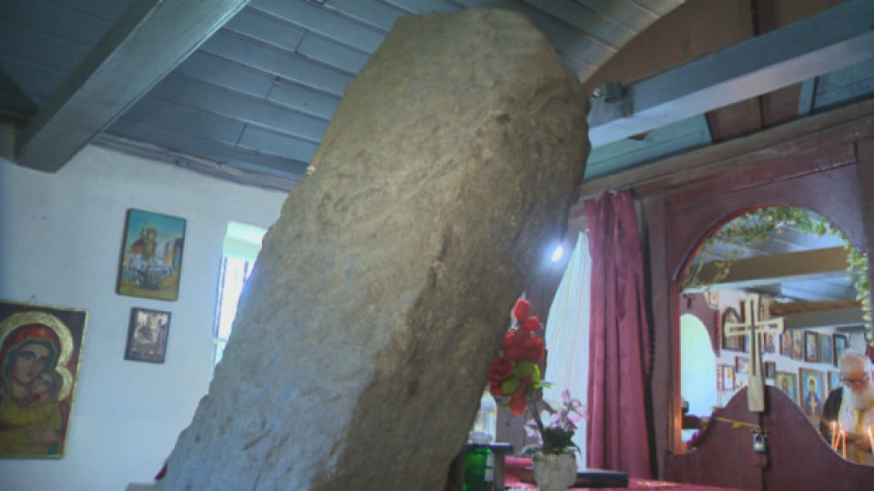 Хора у нас се молят за чудо. Уникален камък в манастир | StandartNews.com