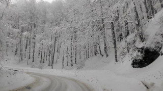 Снежен ад в един от проходите. Съветват шофьорите да не минават