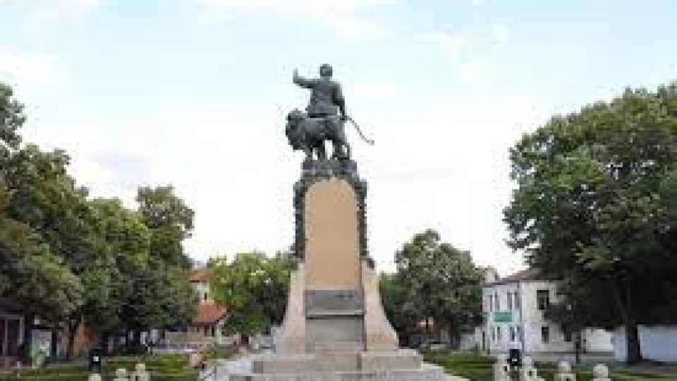 Пълен цирк! Какво направиха на паметника на Левски в Карлово | StandartNews.com