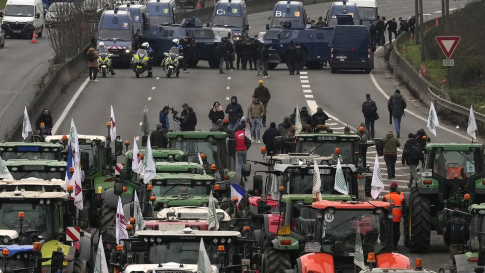 Тракторите влязоха в Брюксел! Европарламентът трещи | StandartNews.com