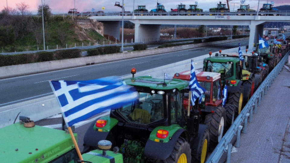 Фермери влязоха с трактори в Солун | StandartNews.com