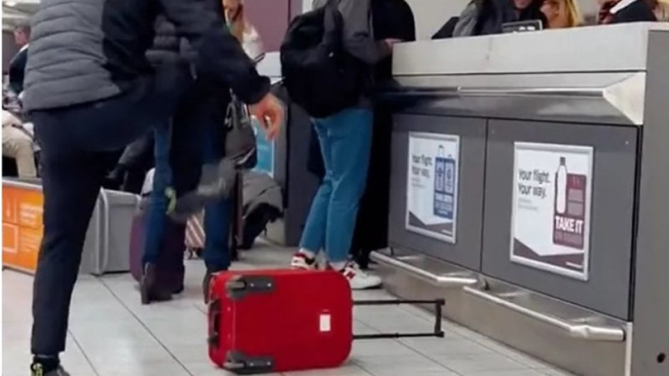 Когато трябва да доплащаш за куфара си: Пътник шокира служители на летище | StandartNews.com