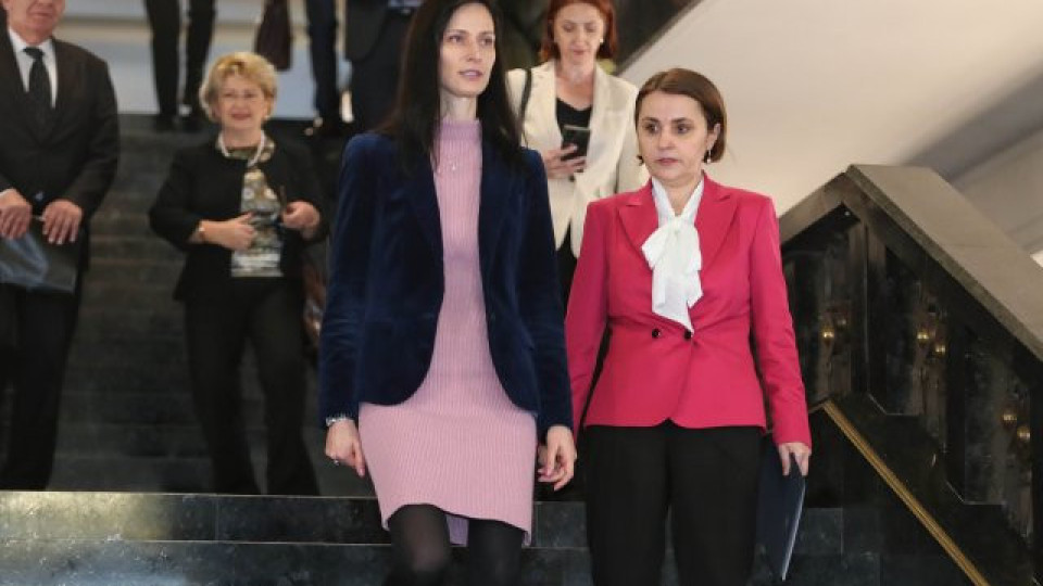 Мария Габриел и Луминица Одобеску проведоха ключов диалог за Шенген | StandartNews.com
