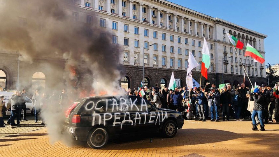 Костадинов изкара Възраждане на протест заради еврото | StandartNews.com