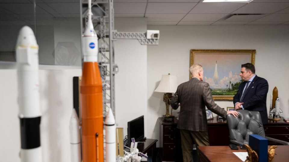 Шефът на НАСА с много специален подарък за Асен Василев | StandartNews.com