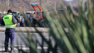 Земеделци блокират граничен пункт, протестът им продължава