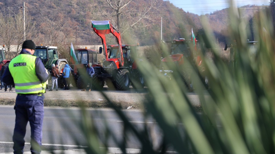Земеделци блокират граничен пункт, протестът им продължава | StandartNews.com
