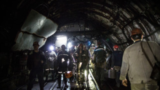 Свлачище затрупа миньори в Турция