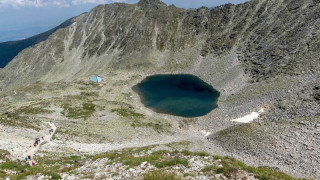 Езеро, закриляно от най-големите върхове