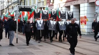 Въпреки забраната! Мъже в черно маршируват в София