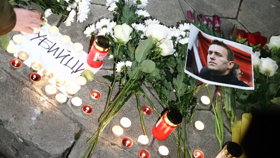 Плакати "Убийци" пред руското посолство в София | StandartNews.com