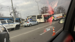 Тежка катастрофа в София! Автобус помете коли и павилион