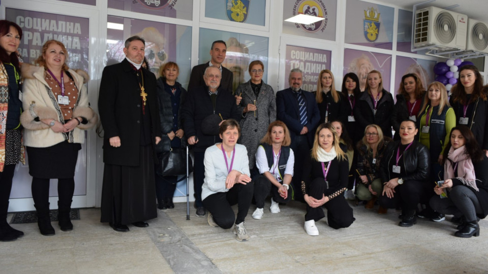 Бургас откри първата в страната Социална градина за възрастни хора с деменция | StandartNews.com