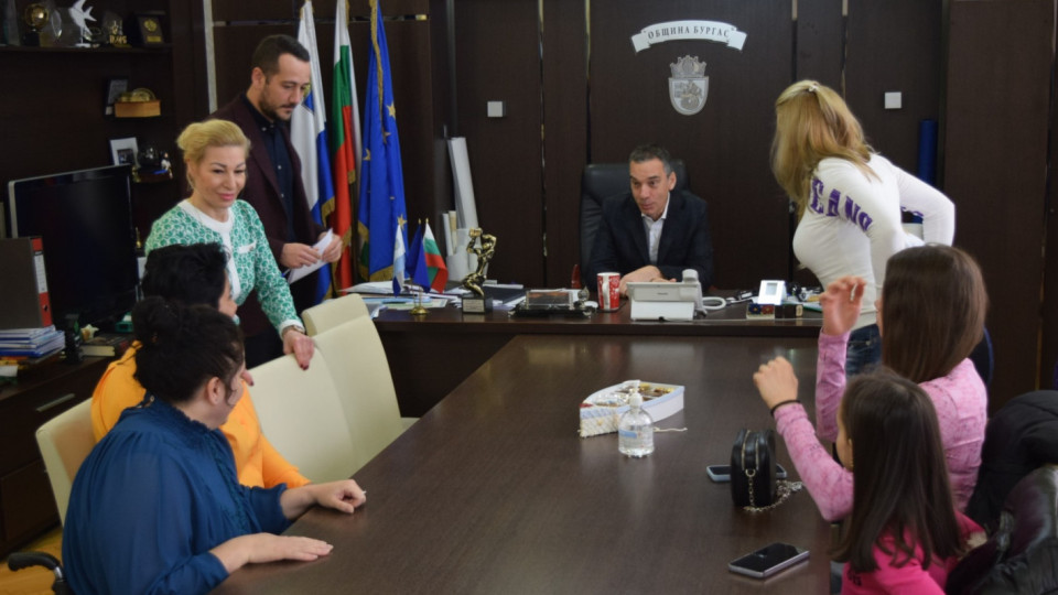 Кметът поздрави успешни бургаски спортисти, предстои ремонт на залите „Младост“ и „Нефтохимик“ | StandartNews.com