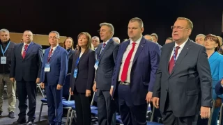 Конференцията на ДПС посреща Пеевски с овации СНИМКИ