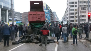 Брюксел под обсада! Бесни фермери атакуват евроинституциите