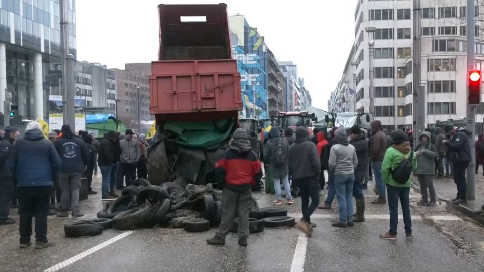 Брюксел под обсада! Бесни фермери атакуват евроинституциите | StandartNews.com