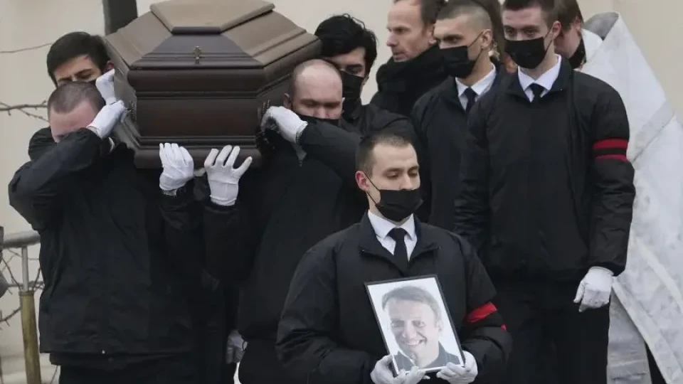 Погребаха Навални. Първа версия за съпругата му | StandartNews.com