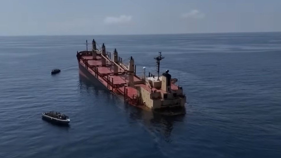 Потъна ударен от хутите кораб за Варна. Екологична катастрофа? | StandartNews.com