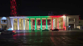 Няма да повярвате! Осветиха сгради с трибагреника в Албания