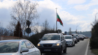 Ад на входа на София. Километрични опашки