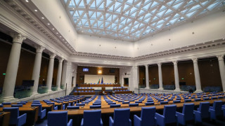Важен ден за парламента, обсъждат оставката на премиера Денков