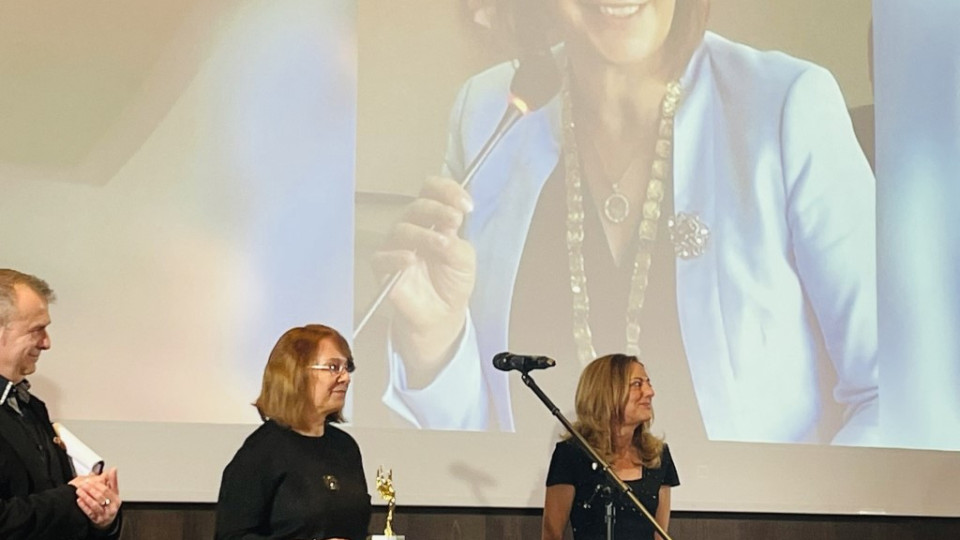 Отличиха кметът на Казанлък с наградата „Жена лидер в местната власт“ | StandartNews.com