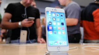 Потребителите на iPhone се чешат по главите: Извънземни ли подслушват?