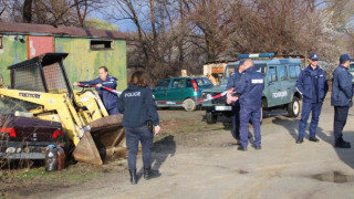 "Къде са парите?" Смазаха семейство от бой с бухалки